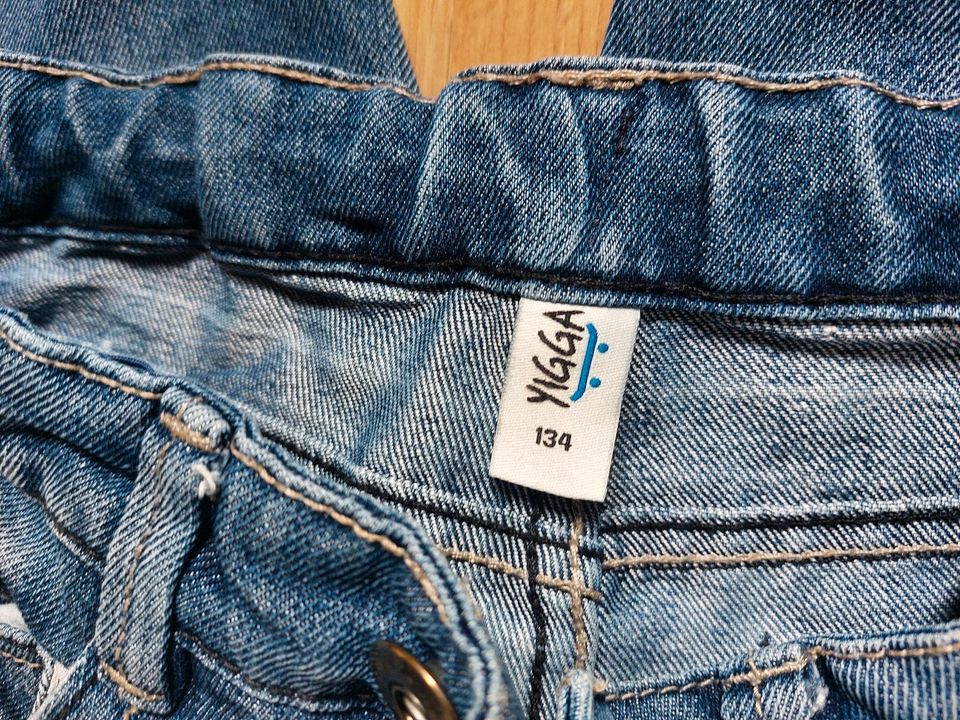 Hosen / Jeans Größe 134 in Ottendorf-Okrilla