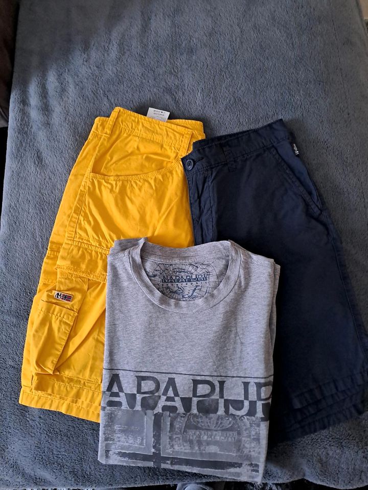 Napapijri Shorts/Chino-Hose kurz + T-shirt in Kaiserslautern