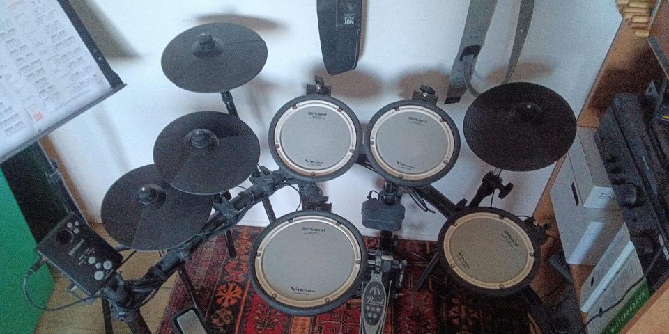 Roland TD-1 DMK V-Drum Set inkl Fußpedal + extra Becken - E-Drum in Kassel