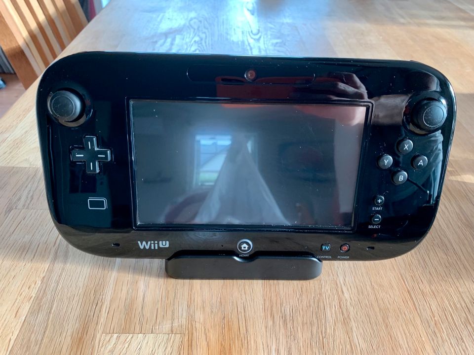 Nintendo Wii U 32GB WUP-101(03) + Guitar Hero + viel Zubehör in Flensburg