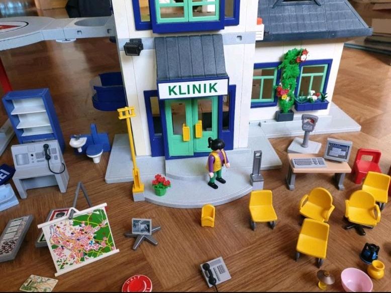 Playmobil großes city house 6294 Polizei Krankenhaus in Bad Windsheim