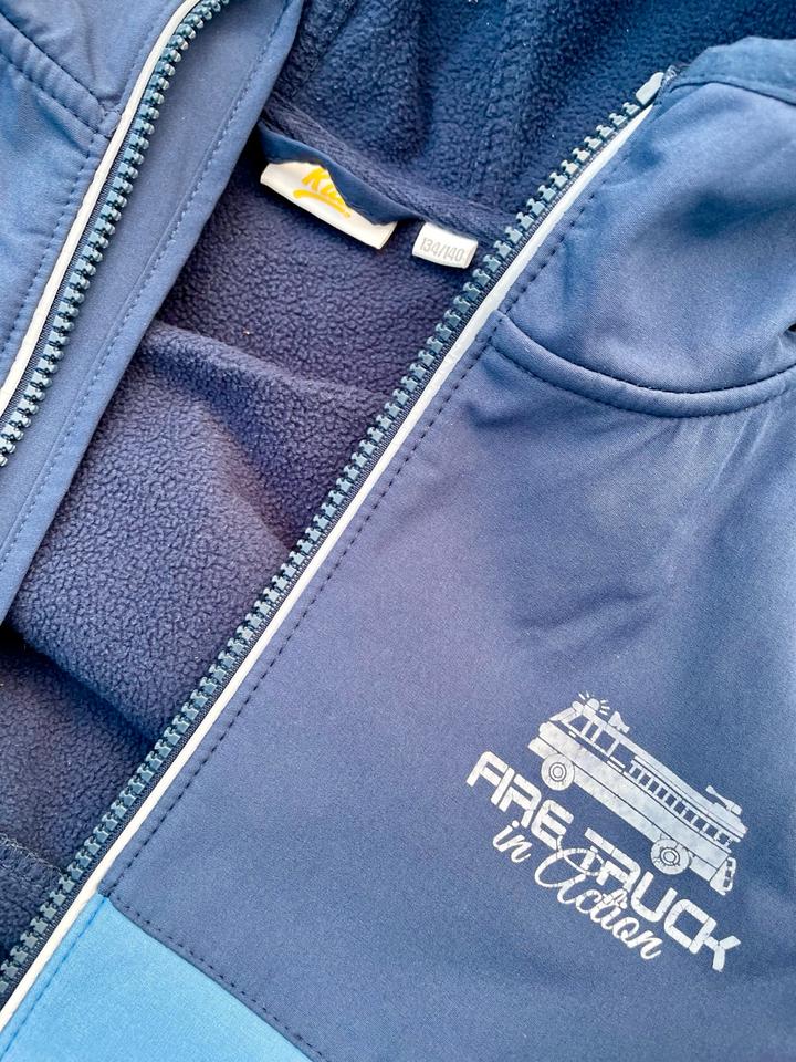 Softshell Jacke Junge 134/140 blau Feuerwehr Übergangsjacke in Langenhagen