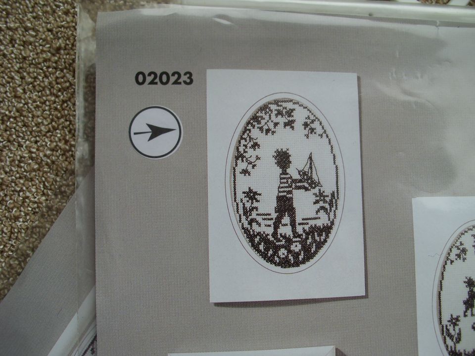 3 x Stickpackung Kreuzstich schwarz-weiß Karte Kinder in Ratekau