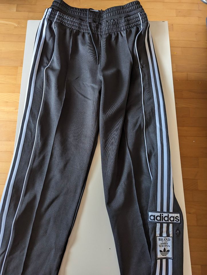 ADIDAS Sporthose ADIBREAK schwarz (Knopfhose) Größe M (Frauen) in  Nordrhein-Westfalen - Dinslaken | eBay Kleinanzeigen ist jetzt Kleinanzeigen