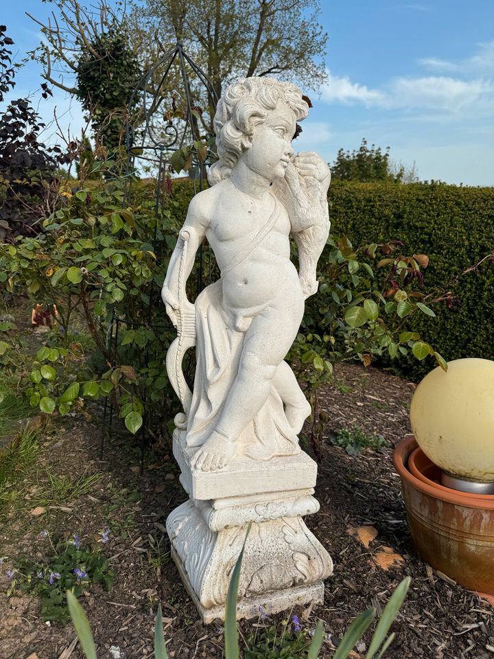 Putte Gartenstatue Vintage Junge Engel Gartenfigur in Petersberg