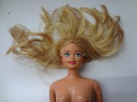 1 schönes „antikes“ Barbie – Püppchen von C 1966 Mattel MALAYSIA Hessen - Linden Vorschau