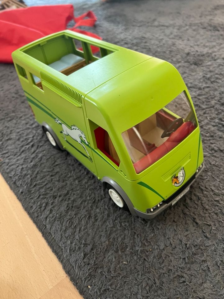 Playmobil Pferdestall, Pferde und Auto in Wuppertal