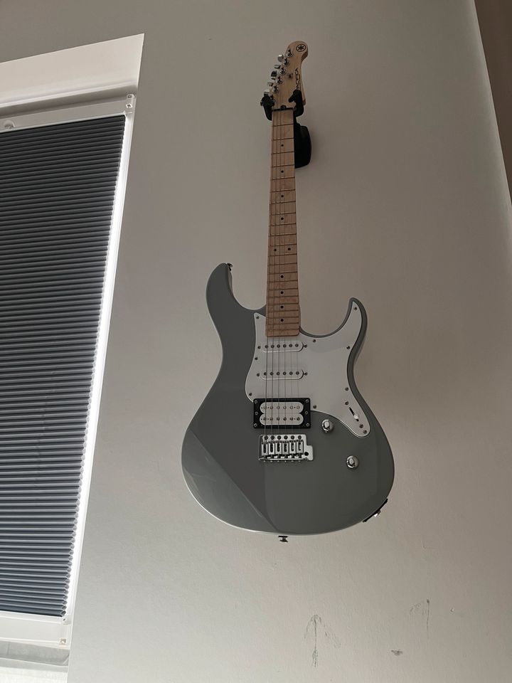 Yamaha Pacifica 112VM in grau in Hamburg