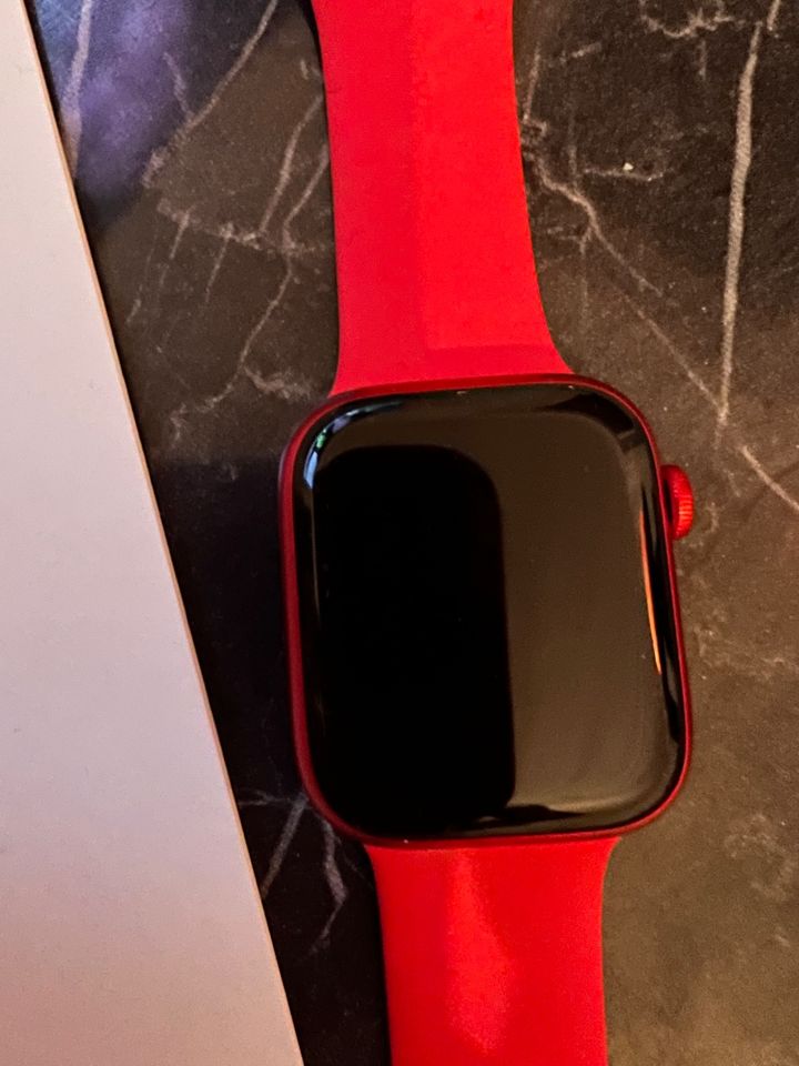 Apple Watch Serie 8 GPS 45mm Alu Red Frankfurt Top Zustand in Frankfurt am Main