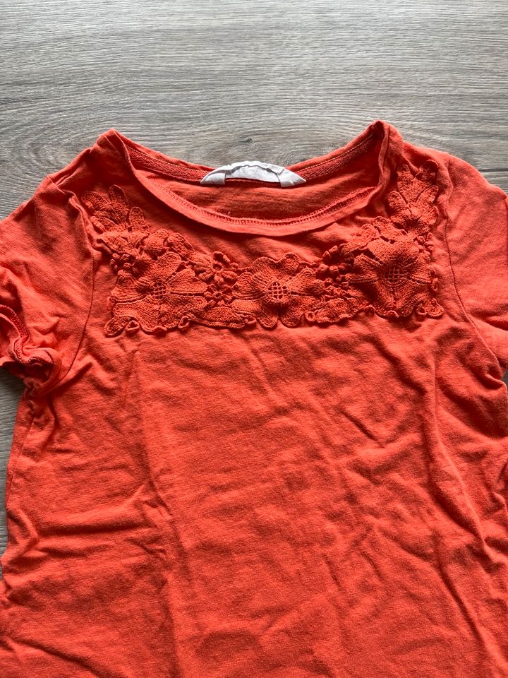 122/128 ❤️ H&M 2 Shirts Shirt rot mit Stickerei Uni aprikot in Dresden
