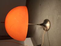 Lampe 70er Jahre, Tischlampe in orange mit Metallfuß in Chrom Bayern - Erding Vorschau