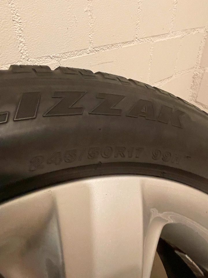 BMW-Alufelgen mit Winterreifen 245/50 R17 99H in Hamburg