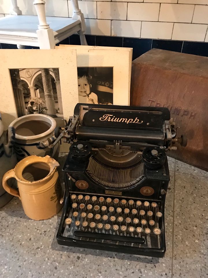 Antike Triumph Schreibmaschine und weitere kleine Antike Teile in St. Leon-Rot