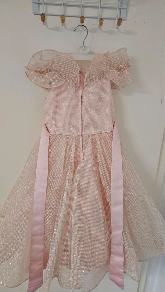 Ein wunderschönes, fast neues rosafarbenes Kleid in Duisburg