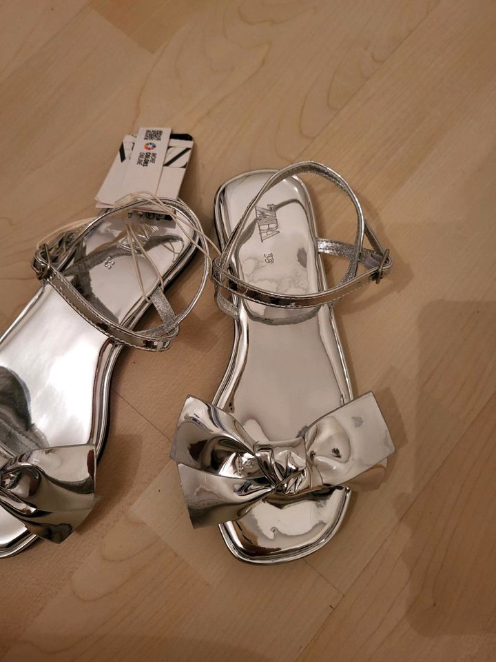 Neu Sandalen von Zara gr.33 Silber mit Schleife in Berlin