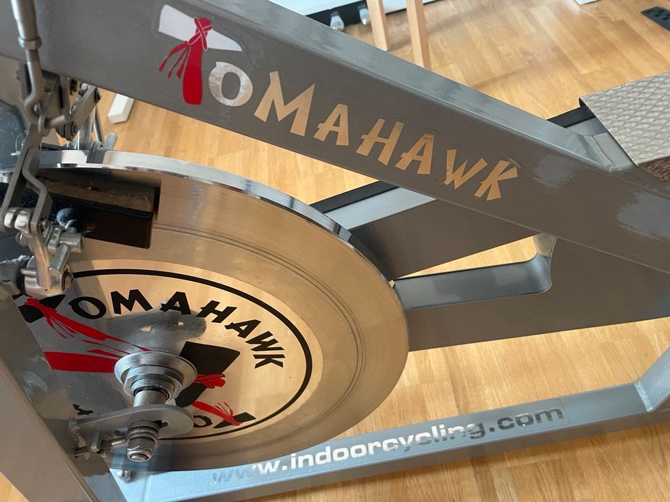 Indoor cycling Hometrainer Fahrrad Peloton Tomahawk in München