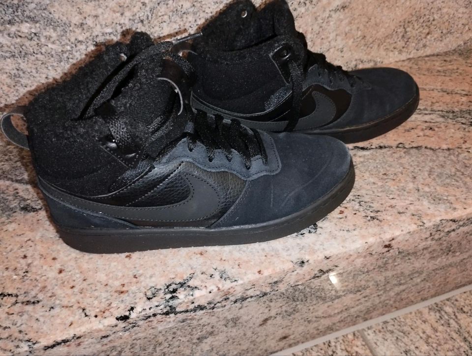 Gefütterte Schuhe Nike, Größe 5,5 in Rheinbrohl