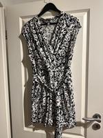 Blau weiß geblümter SommerJumpsuit Niedersachsen - Weyhausen Vorschau