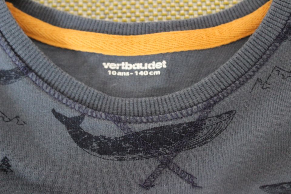 Vertbaudet Sweat - Shirt mit Walen, Gr. 140, grau/gelb in Magdeburg