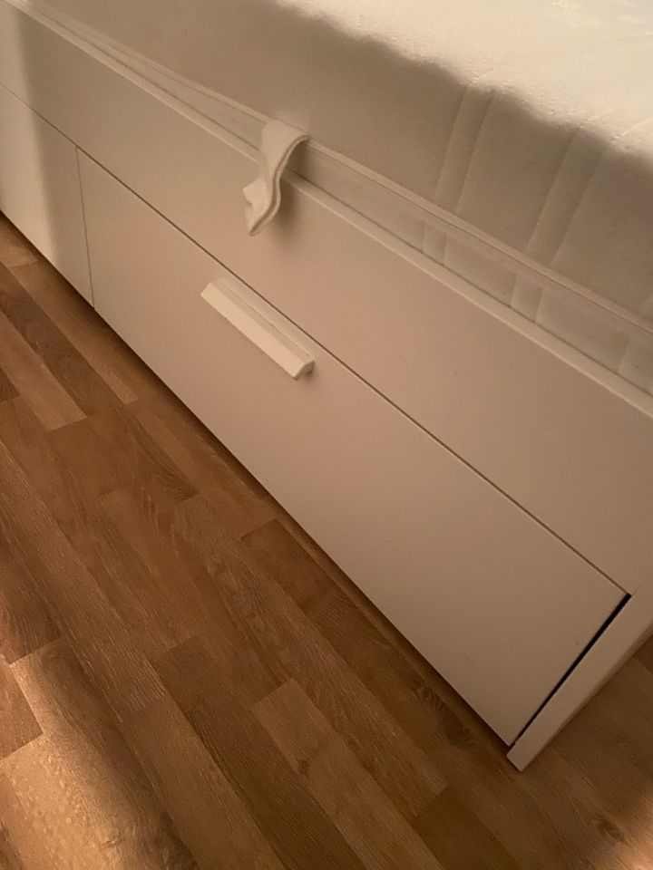 Ikea Brimnes Bett inkl. 2 Matratzen in Battenberg