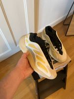 Adidas Yeezy 700v2 Safflower EU43 1/3 US9,5 Frankfurt am Main - Sachsenhausen Vorschau