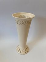 Vase weiß mit dekorativem Muster am Rand Hessen - Maintal Vorschau