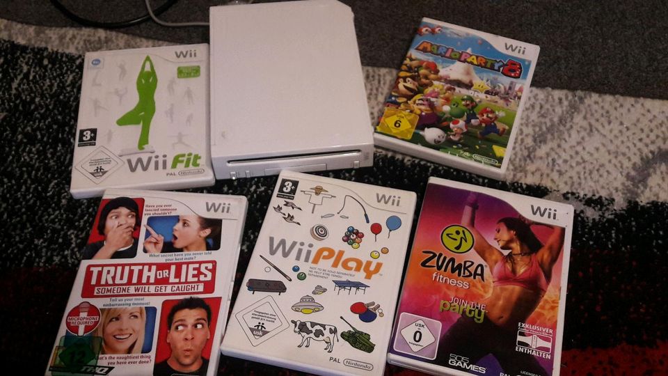 WII KONSOLE MIT 5 SPIELE in Essen