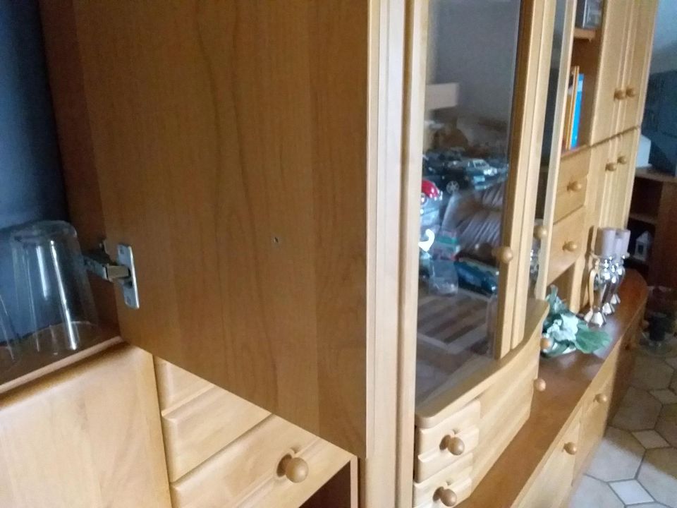 Wohnwand Schrank Buche teilmassiv in Brilon