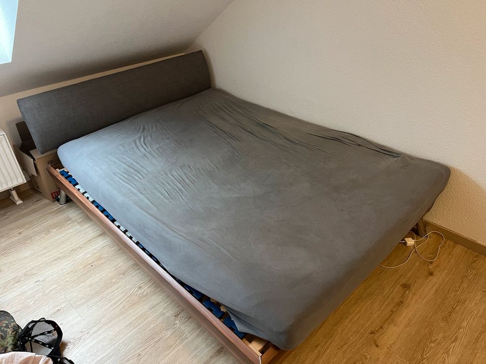 Bett mit Matratze in Wiesbaden