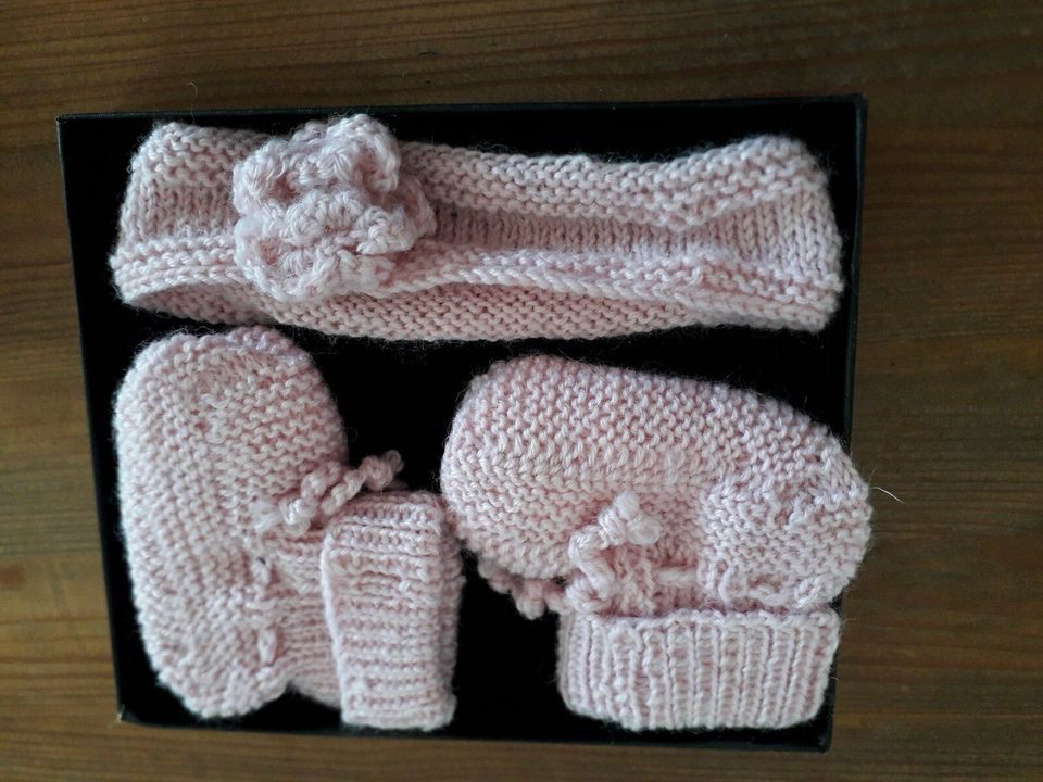 Baby-Set/ gestrickt Schuhe& Stirnband/ in Geschenkbox/ rosa in Roxel