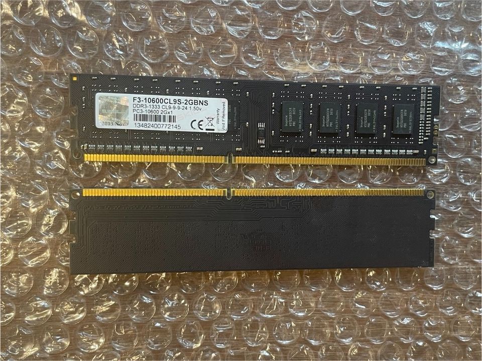 Hynix F3-10600CL9S-2GBNS PC3-10600 in Friedrichsdorf