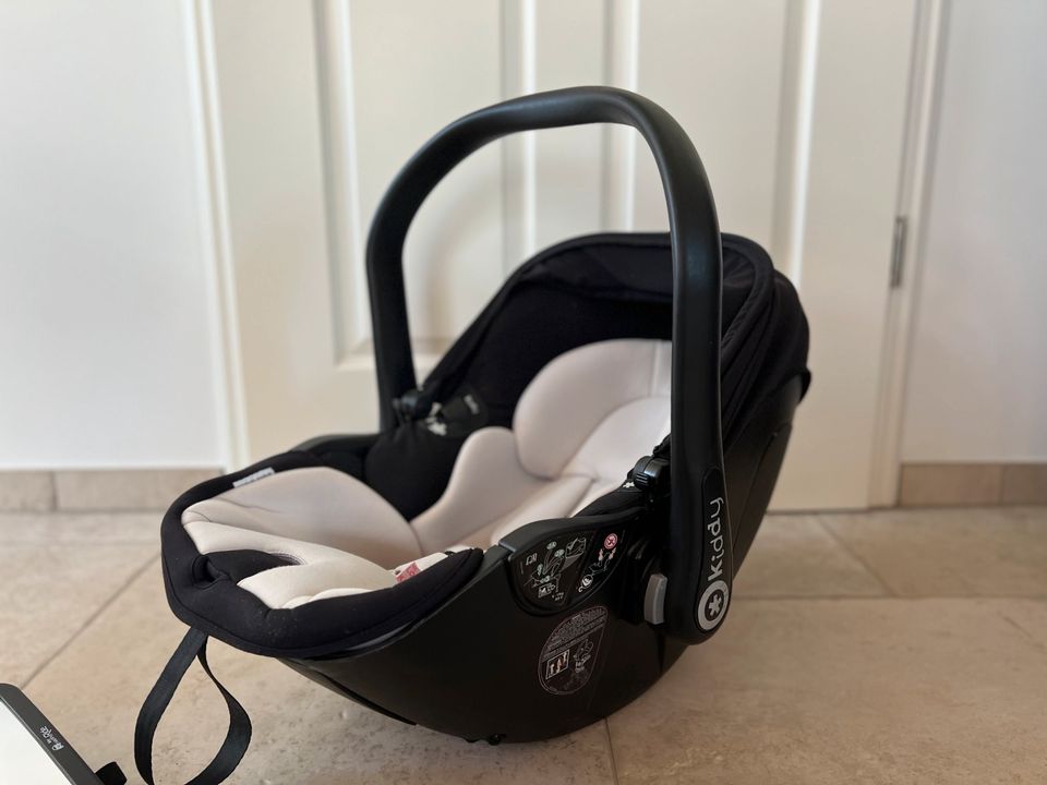 Babyschale mit Liegefunktion von Kiddy + Isofix Base in Großpösna