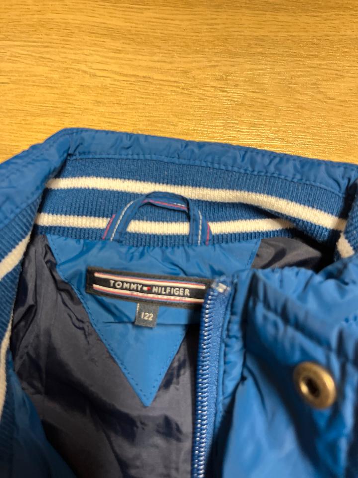Hilfiger Übergangsjacke bzw leichte Winterjacke Gr. 122 in Büren