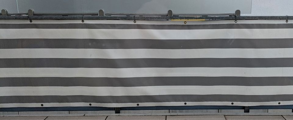 Sichtschutz für Balkon - Maße: 80 x 600 cm (weiß/grau gestreift) in Wetzlar