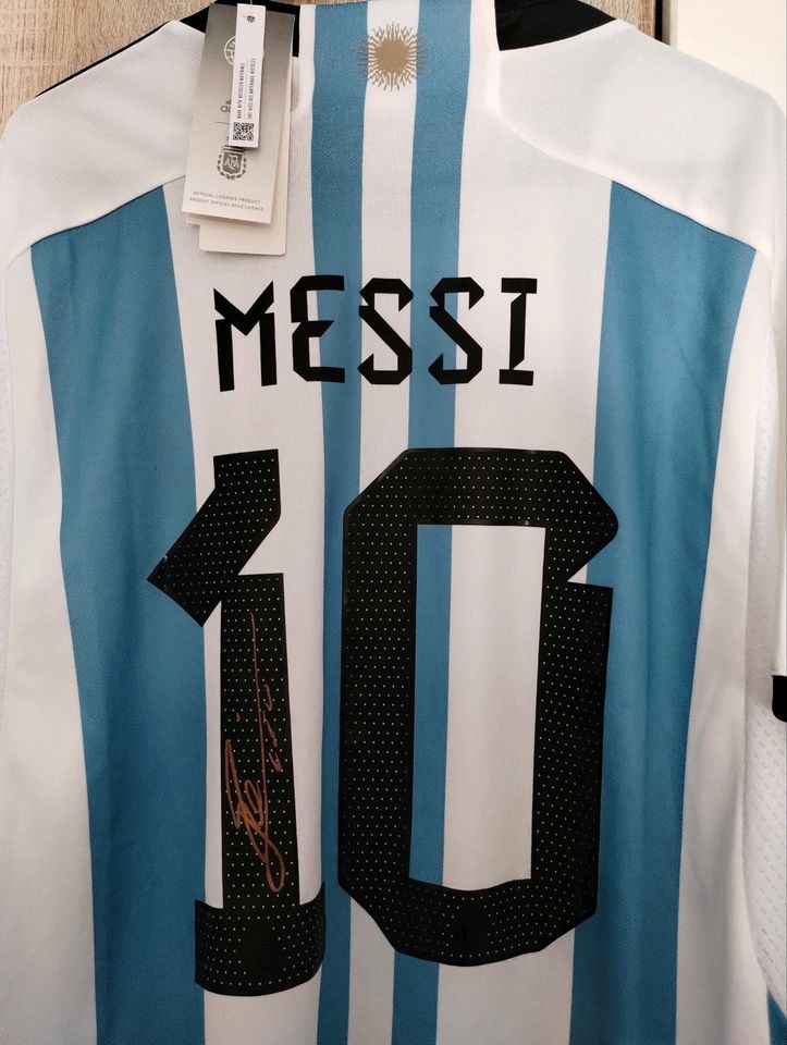 Lionel Messi Autogramm Trikot Handsigniert COA inkl. WM Medaille in Lichtenfels
