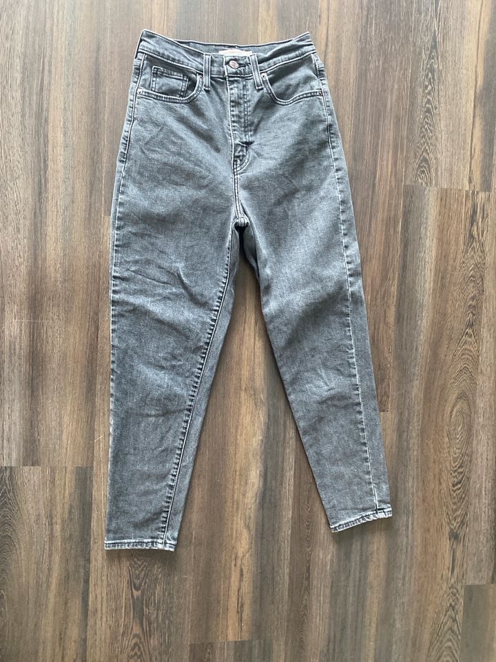 Jeans Levi’s High Waisted Taper Gr. 27 in Eppelborn