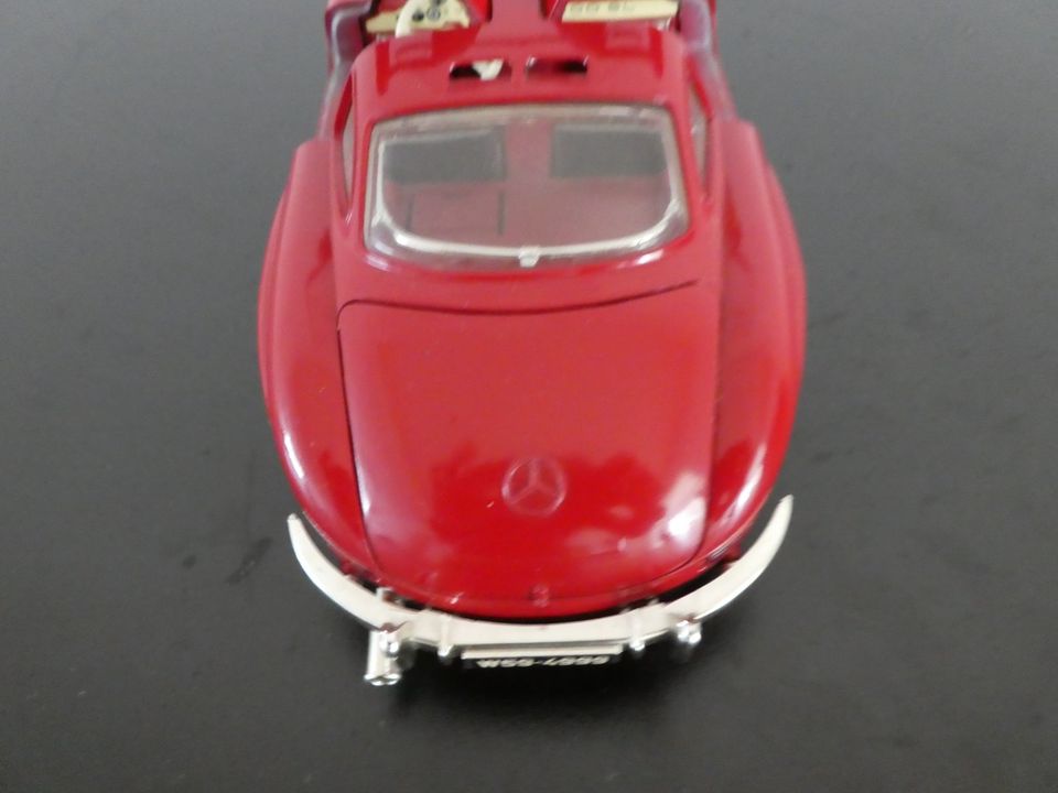 Burago Modellauto Mercedes Benz 300 SL 1:18 Rot in Frankfurt am Main