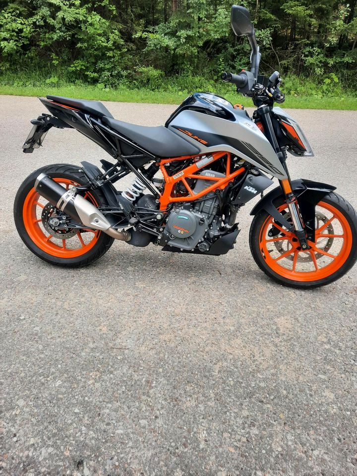 KTM Duke 390 Neuwertig Top Zustand wenig Km Garantie in Nördlingen