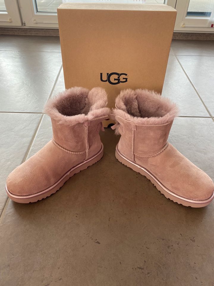 UGG Boots Mini Bailey Bow II Metallic Gr. 39 in Kelheim