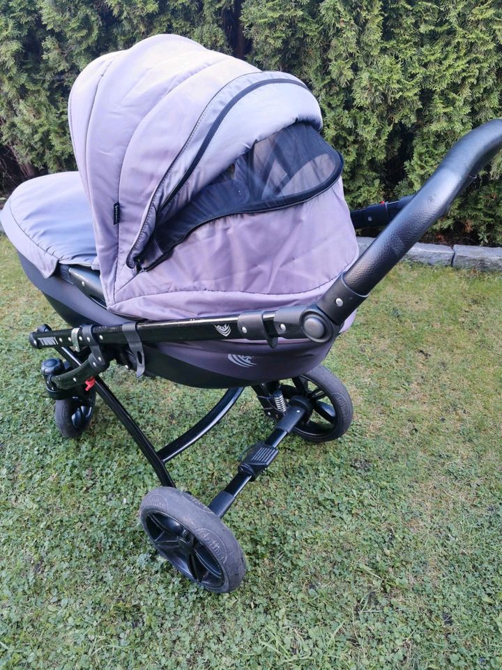 Kinderwagen mit Babywanne in München