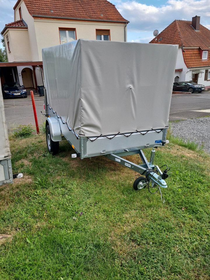 750 KG Anhänger mit Plane zu Verleih Miete Stema Auto 100 KM`h in Neukirchen