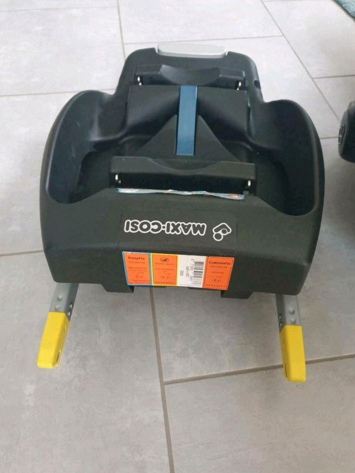 MaxiCosi Cabrio Fix mit Isofix Base und Neugeboreneneinsatz in Althengstett