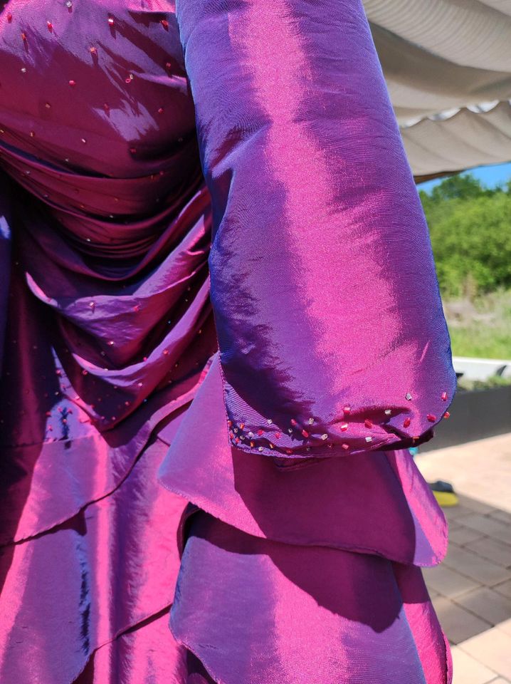 Abendkleid Hofdamenkleid Gr. 42 lila bordeauxrot in Büren