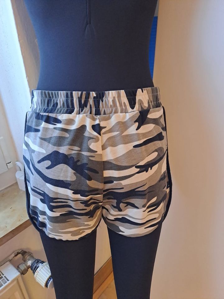 Damen Short Hose camouflage Tarnmuster Gr. L in Allersberg