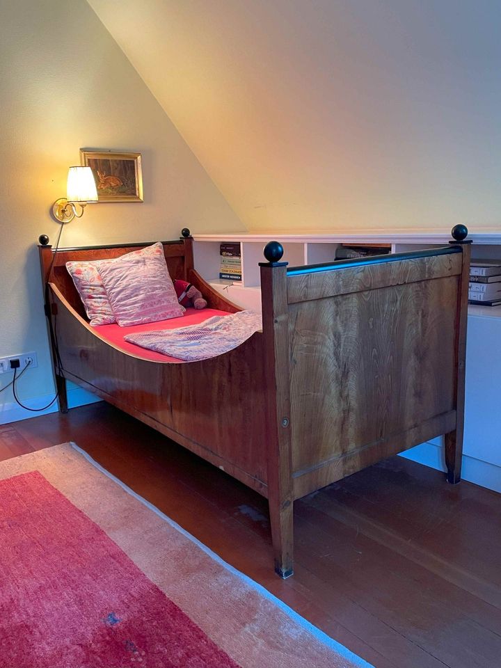 Biedermeier-Bett um 1830, Nußbaum, mit Lattenrost/Matratze in Stuttgart