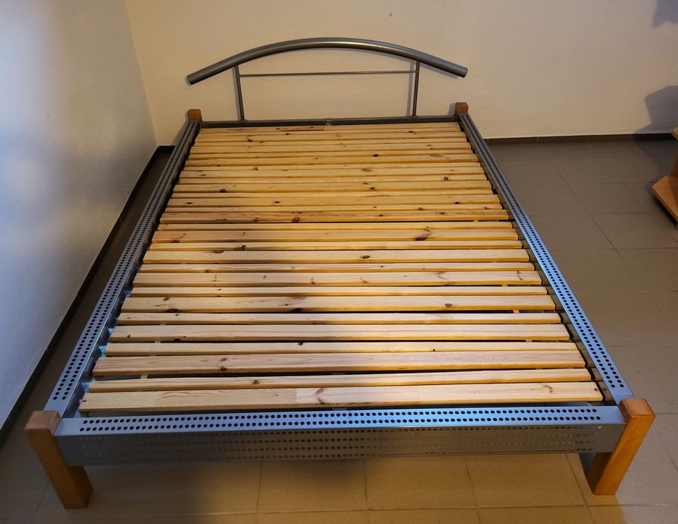 Bett, Lattenrost, Matratze, aus Holz und Metall, 210cm x 150cm in Kipfenberg