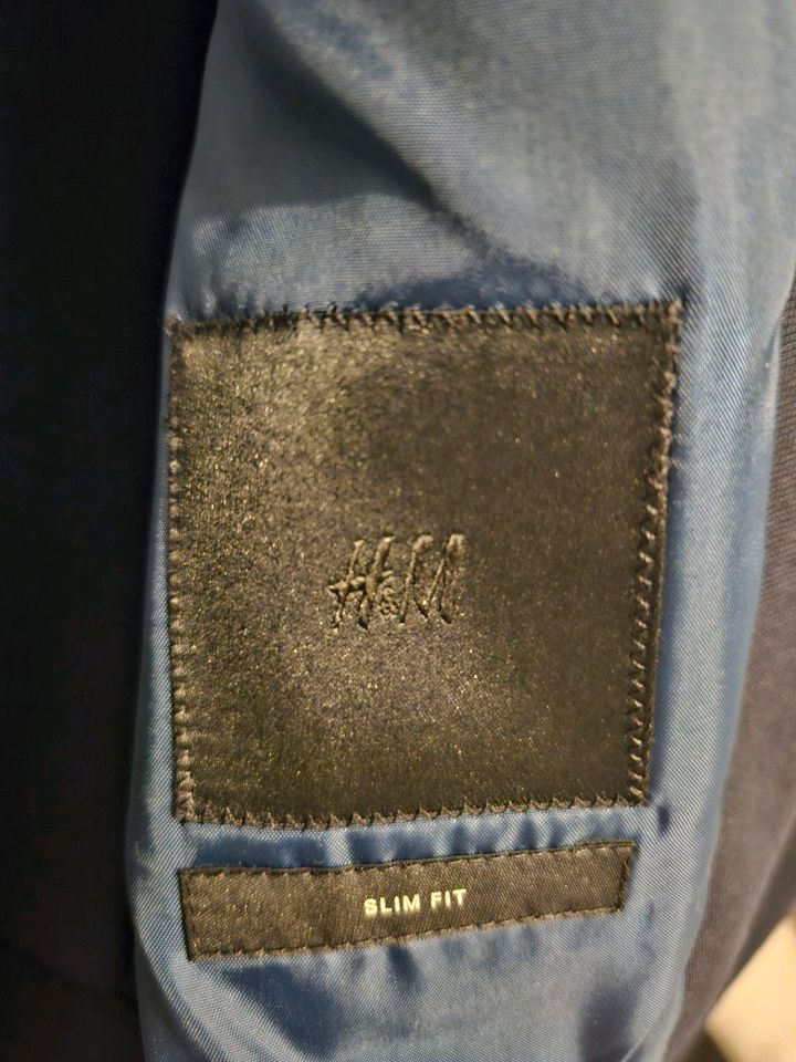 Herrenanzug H&M dunkelblau mit weißem Hemd, Größe M/L (Slim Fit) in Alsdorf