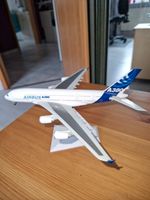 Original Airbus A 380 Miniatur Modell auf Sockel Niedersachsen - Hagenburg Vorschau