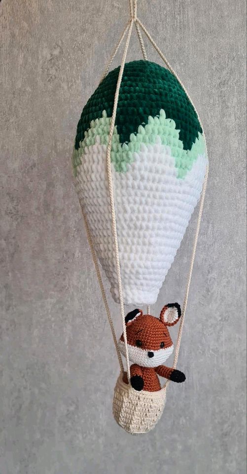 Heißluftballon mit Fuchs oder Hase als Passagier, gehäkelt in Bochum