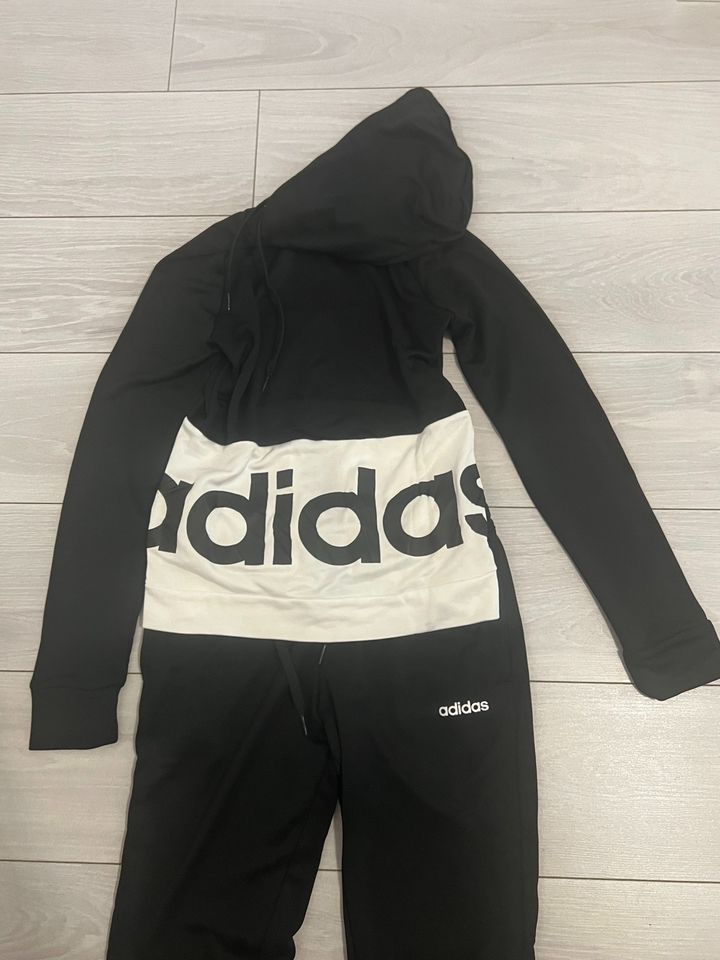 Adidas Trainingsanzug Anzug Größe S in Gevelsberg